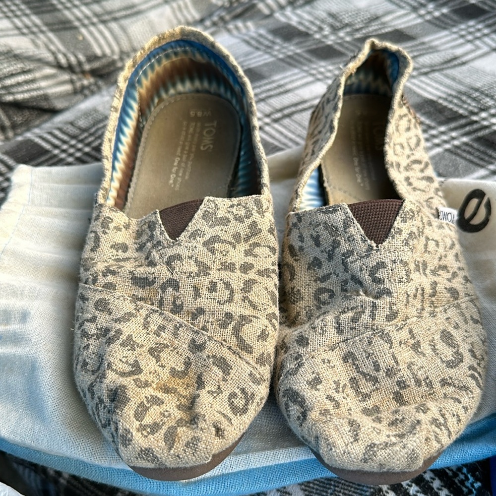 Tom’s size 8.5 women’s shoes and Tom’s dust bag.